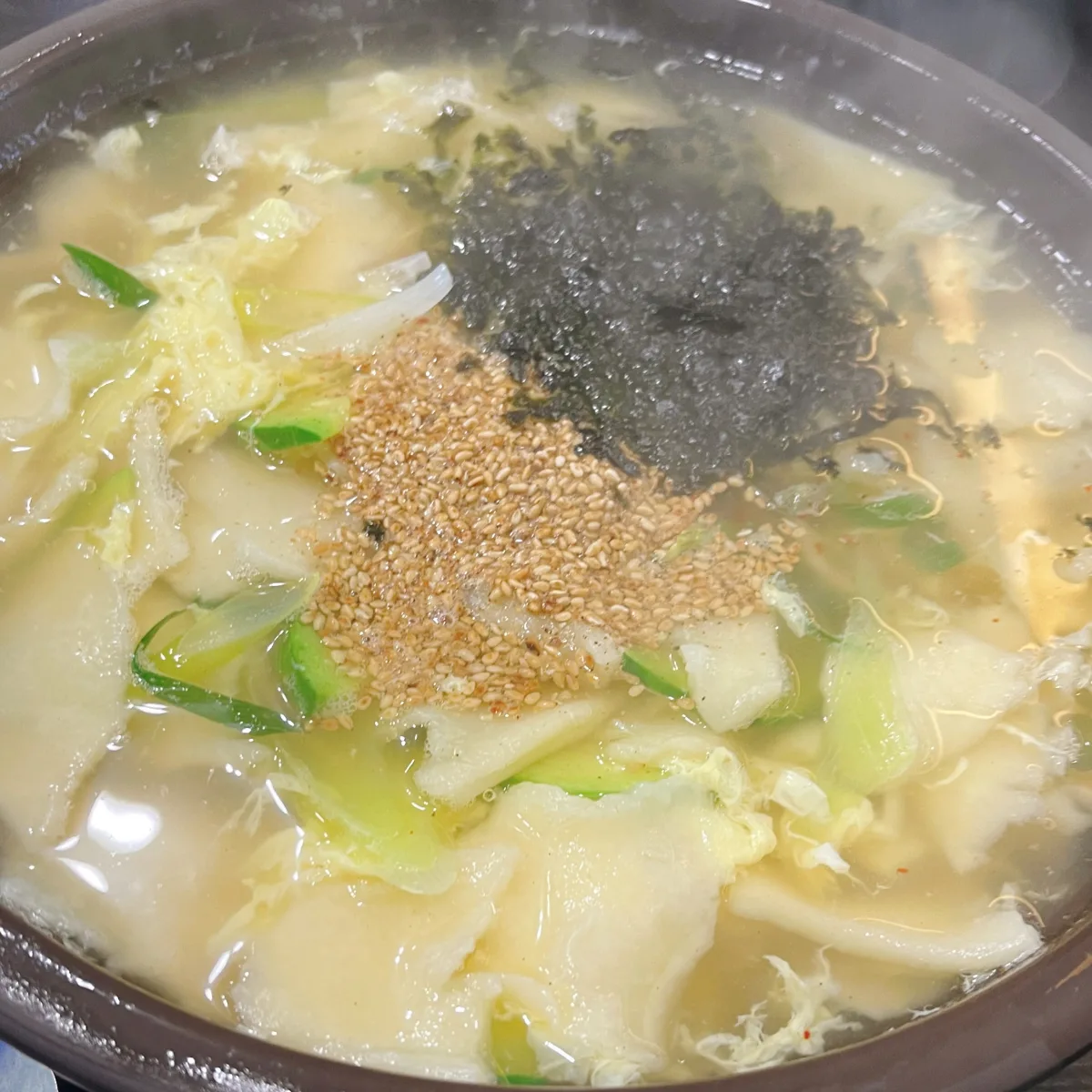 刻み海苔とごまをのせたスジェビ
