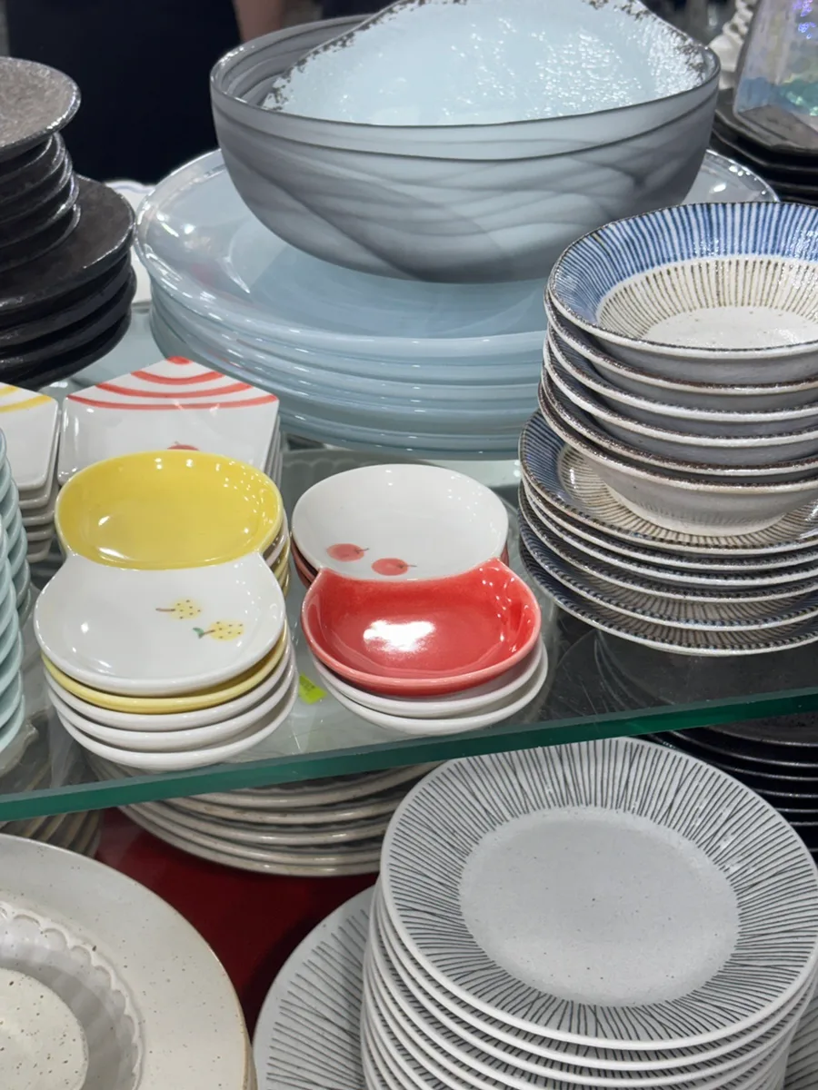 棚に重なる色とりどりの小皿