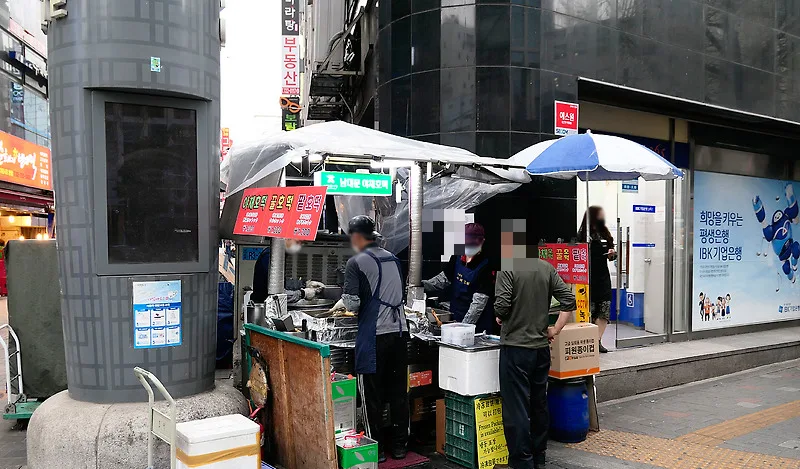 銀行の脇でホットクを焼く屋台