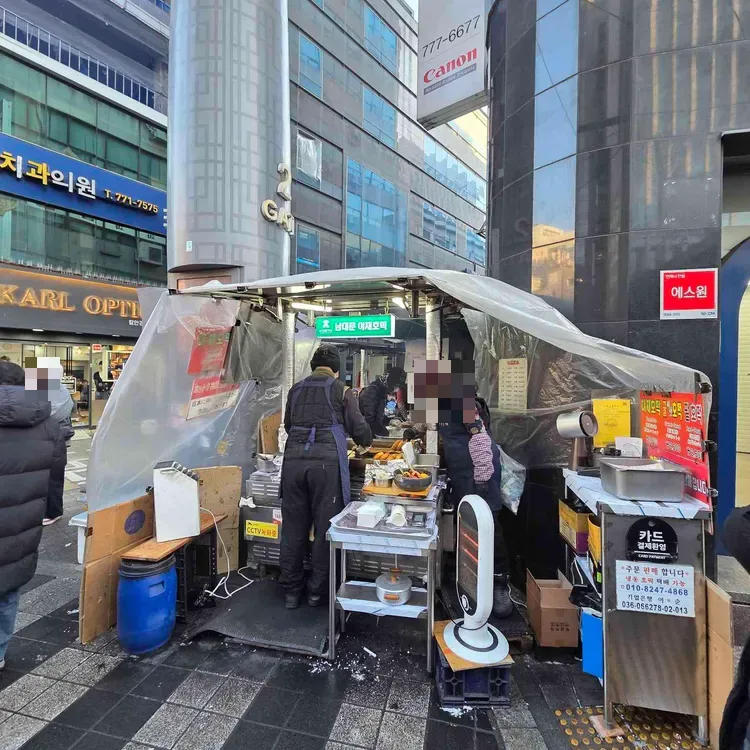 南大門野菜ホットク — ビニールで囲われたホットク屋台