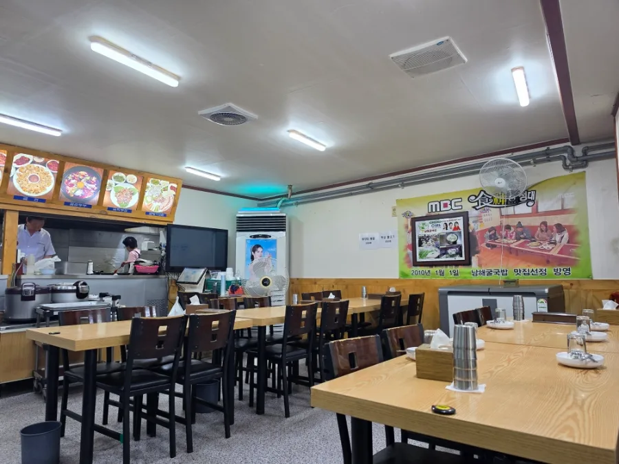 南海牡蠣クッパ — 木のテーブルが並ぶ店内