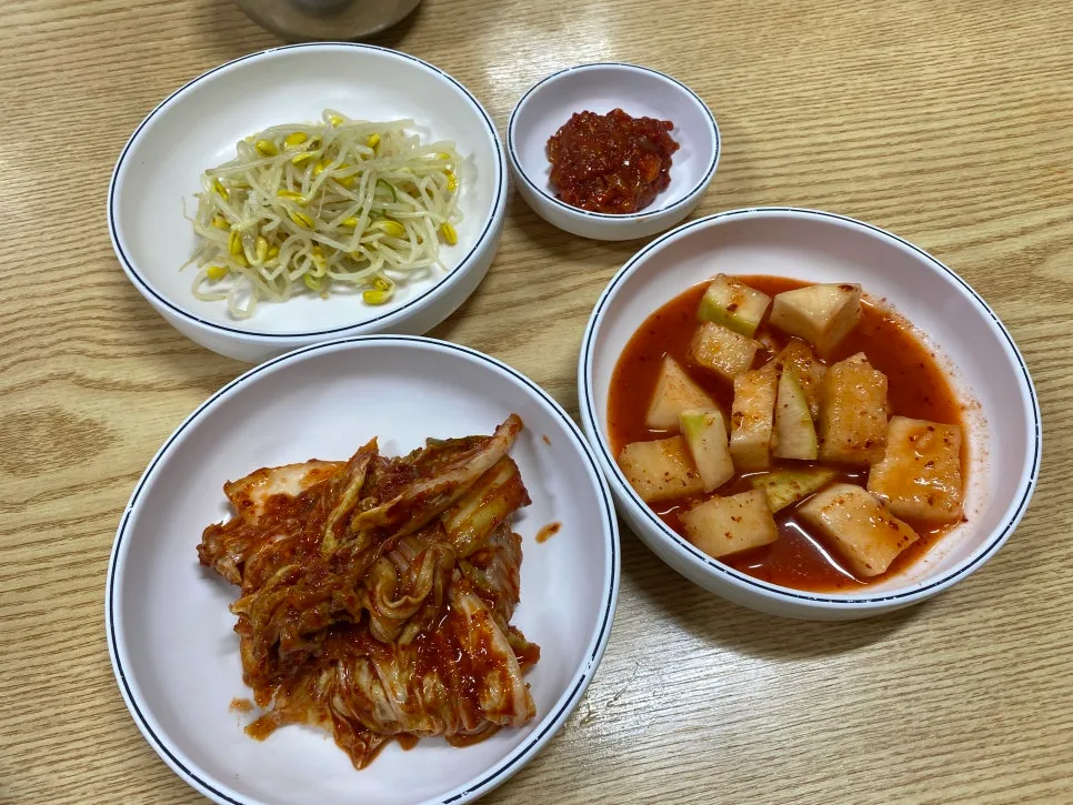 豆もやし、キムチ、カクテキ、塩辛のおかず