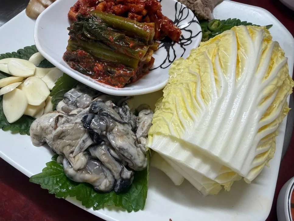 南海牡蠣クッパ — 生牡蠣と白菜を添えたポッサムの盛り合わせ