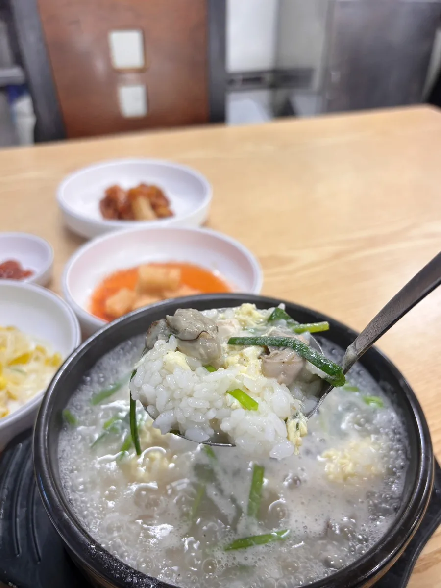 スプーンですくった牡蠣クッパ