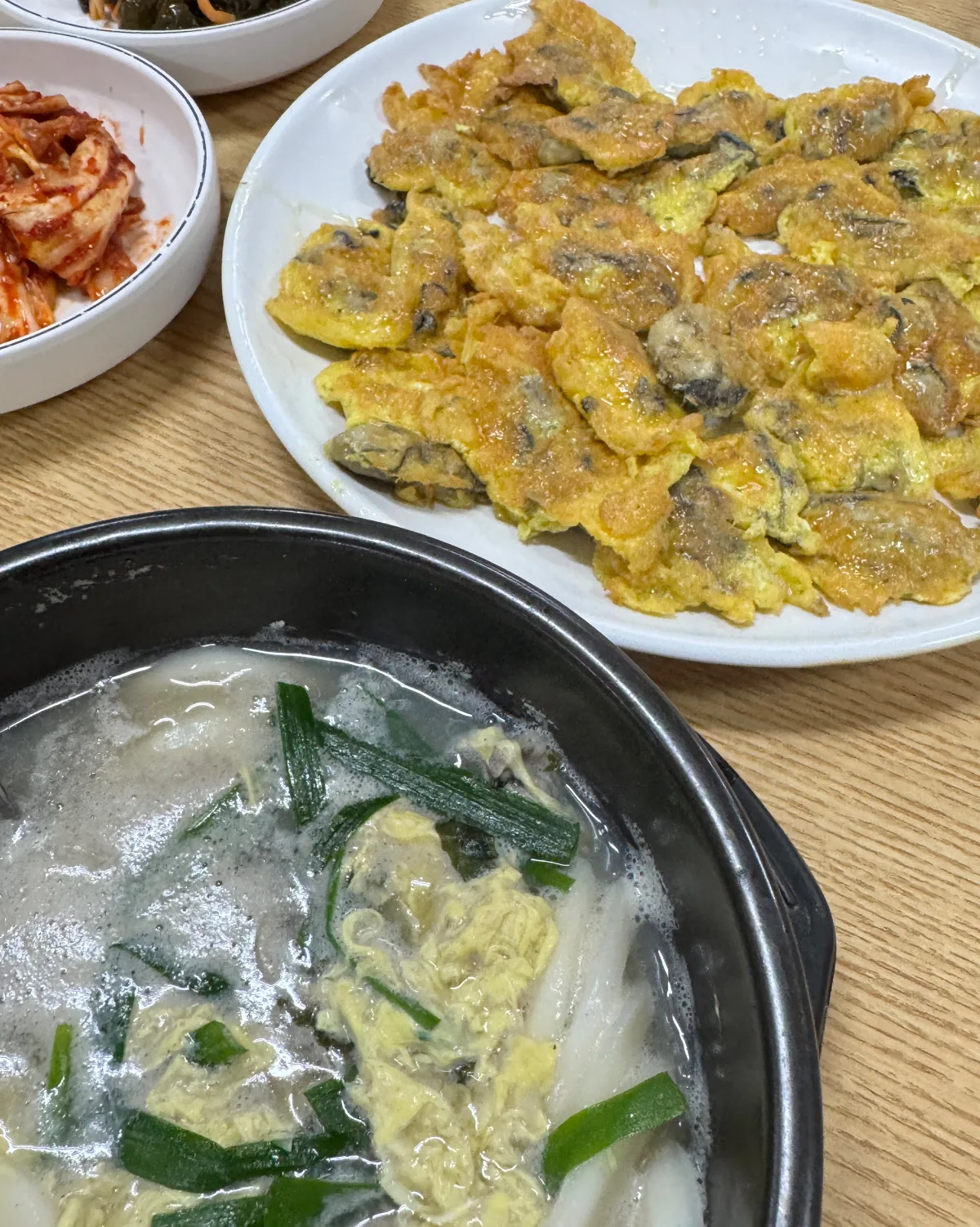 牡蠣のチヂミと牡蠣入りトックク