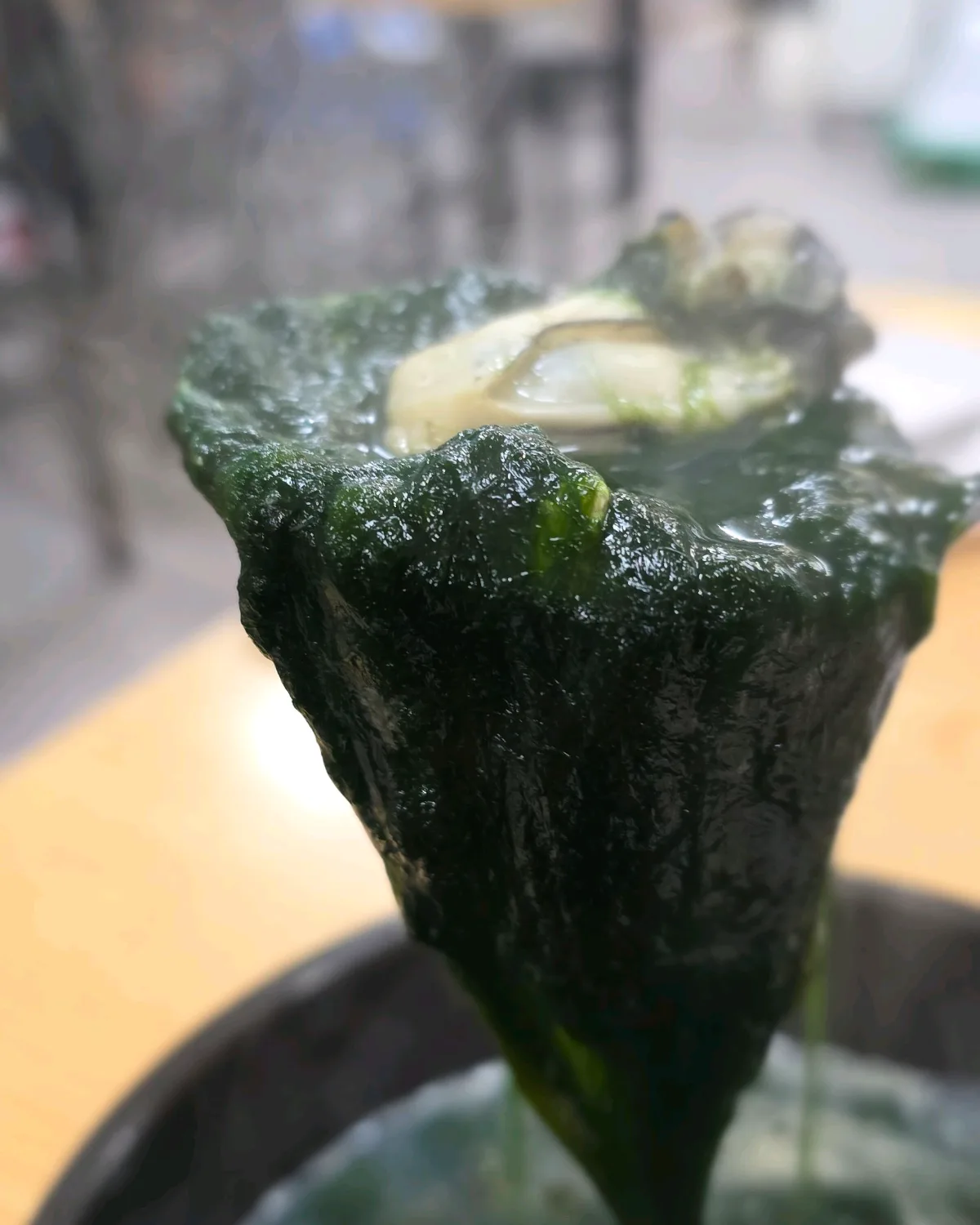 スプーンから垂れるメセンイと牡蠣