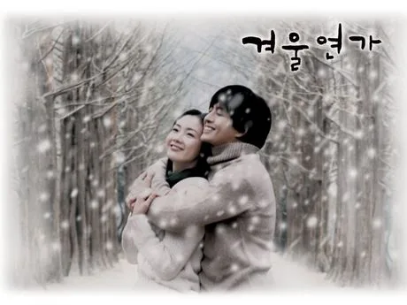 雪の並木道で寄り添うペ・ヨンジュンとチェ・ジウ(KBS『冬のソナタ』より)
