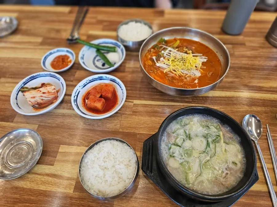 南浦ソルロンタン — スープ二品とご飯、キムチの食卓