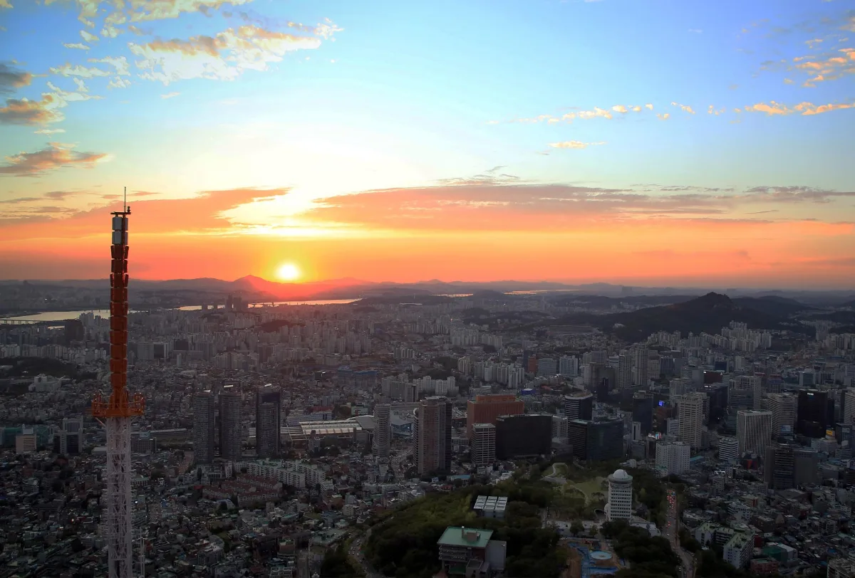 展望台から見る夕焼けのソウル