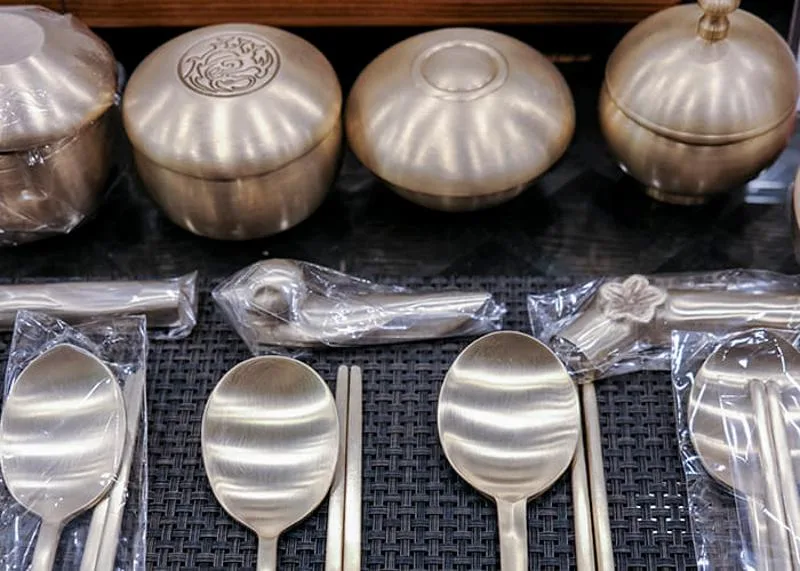 蓋付きの器とスプーン・箸