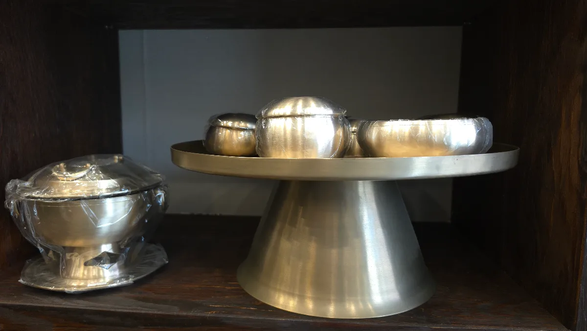 丸い金属の台と蓋付きの器