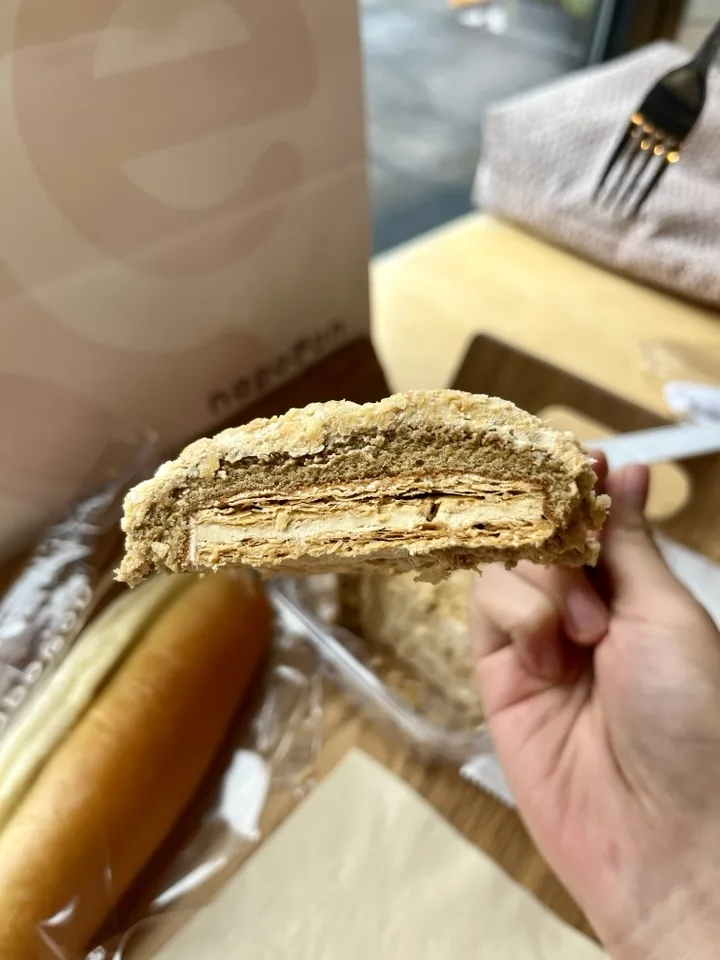 パイとクリームが重なる菓子の断面