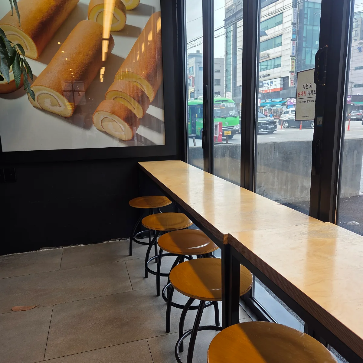 ナポレオン菓子店 本店 — 通りに面した窓際のカウンター席