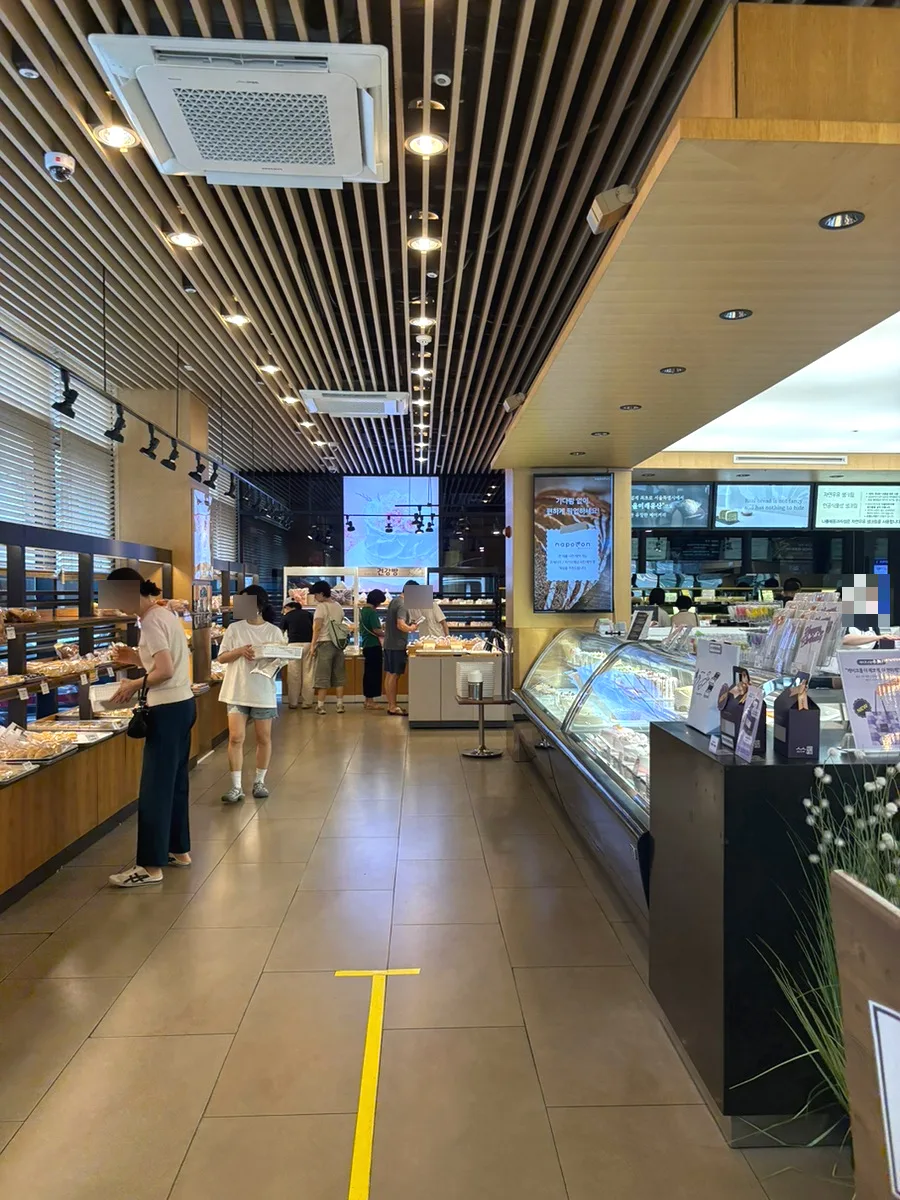 ナポレオン菓子店 本店 — パン棚とケーキのショーケース