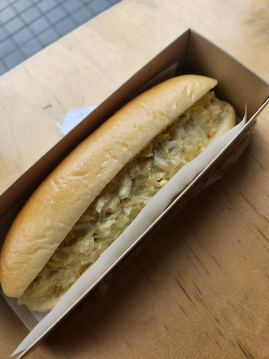 紙箱に入ったサラダパン