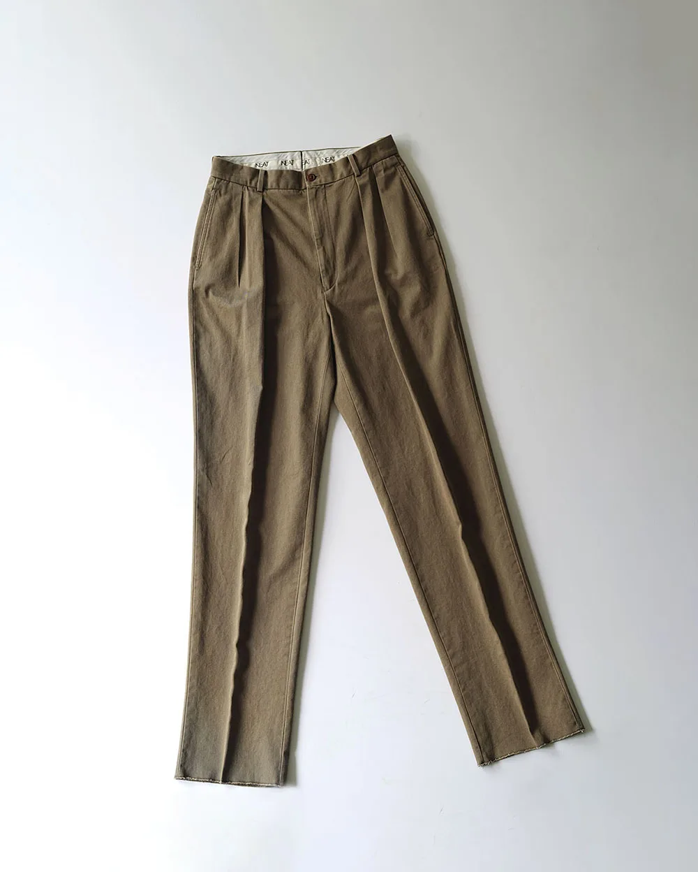 タック入りのチノパンツ