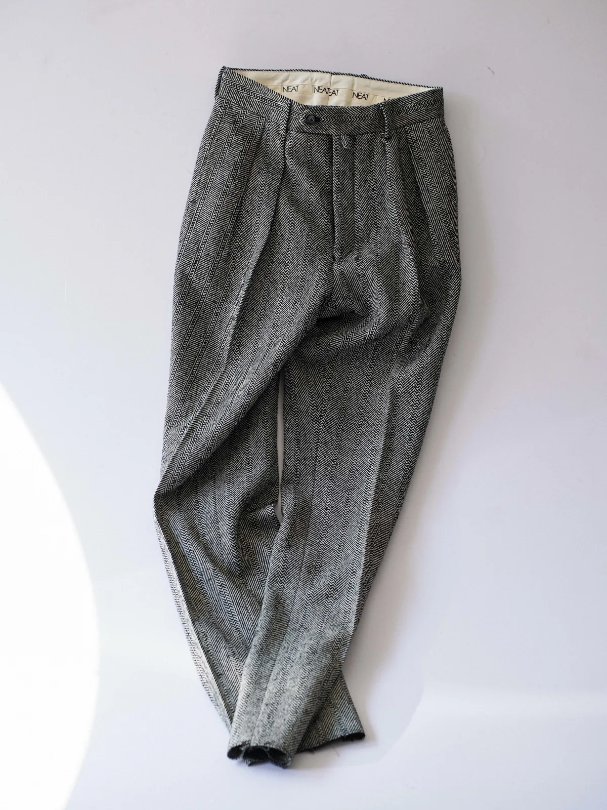 ヘリンボーン柄のタック入りパンツ