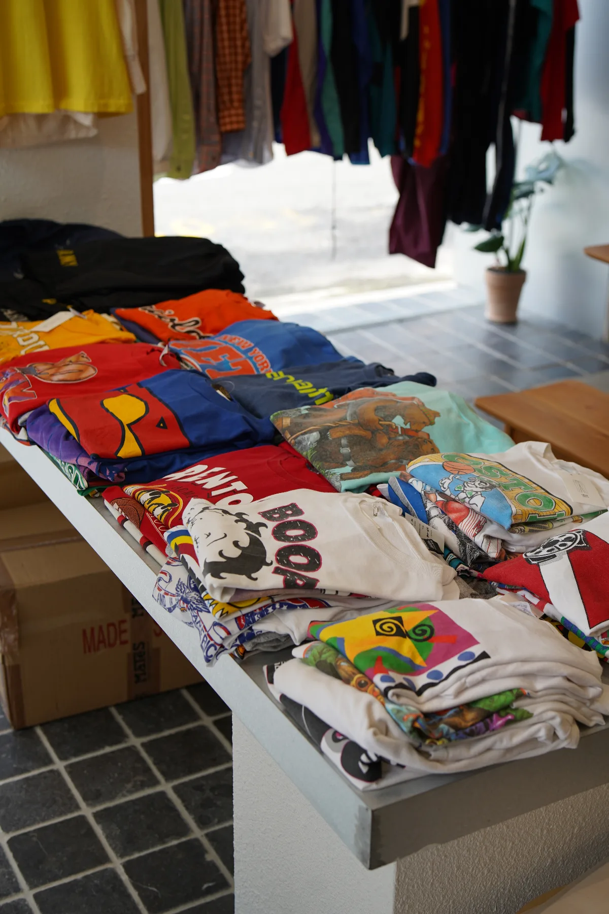 NEAT SEOUL — テーブルに並ぶプリントTシャツ