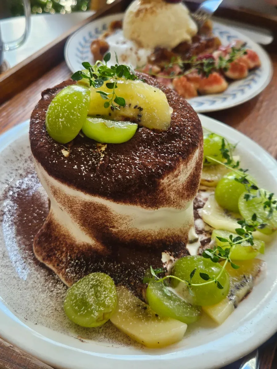 シャインマスカットをのせたチョコのカステラ