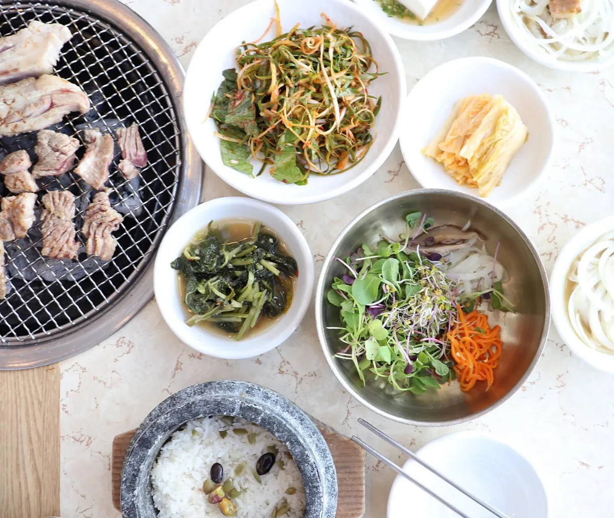 ヌルボム黒豚 — 豚焼肉と石釜ご飯、ビビンバ用の野菜