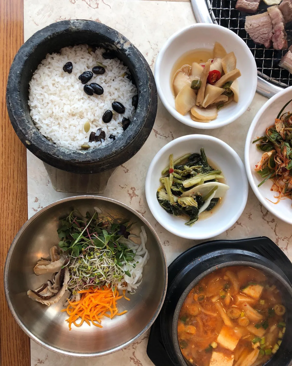 石釜ご飯と野菜、豆腐入りのチゲ