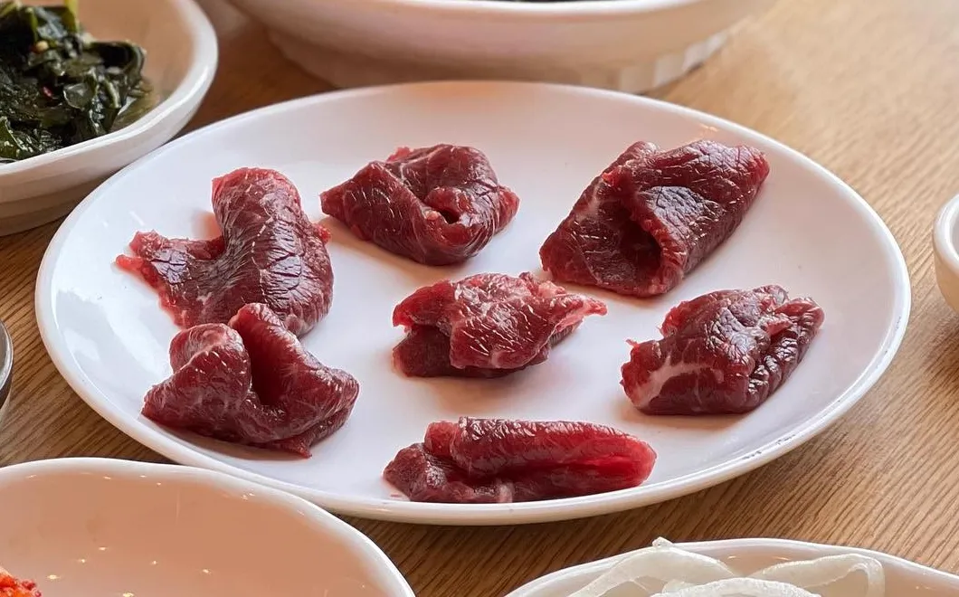 牛刺し（100g・1人前）
