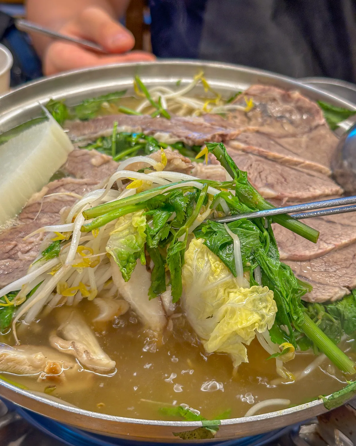 ヌンドンミナリ 新龍山店 — 牛肉と青菜を煮込む鍋