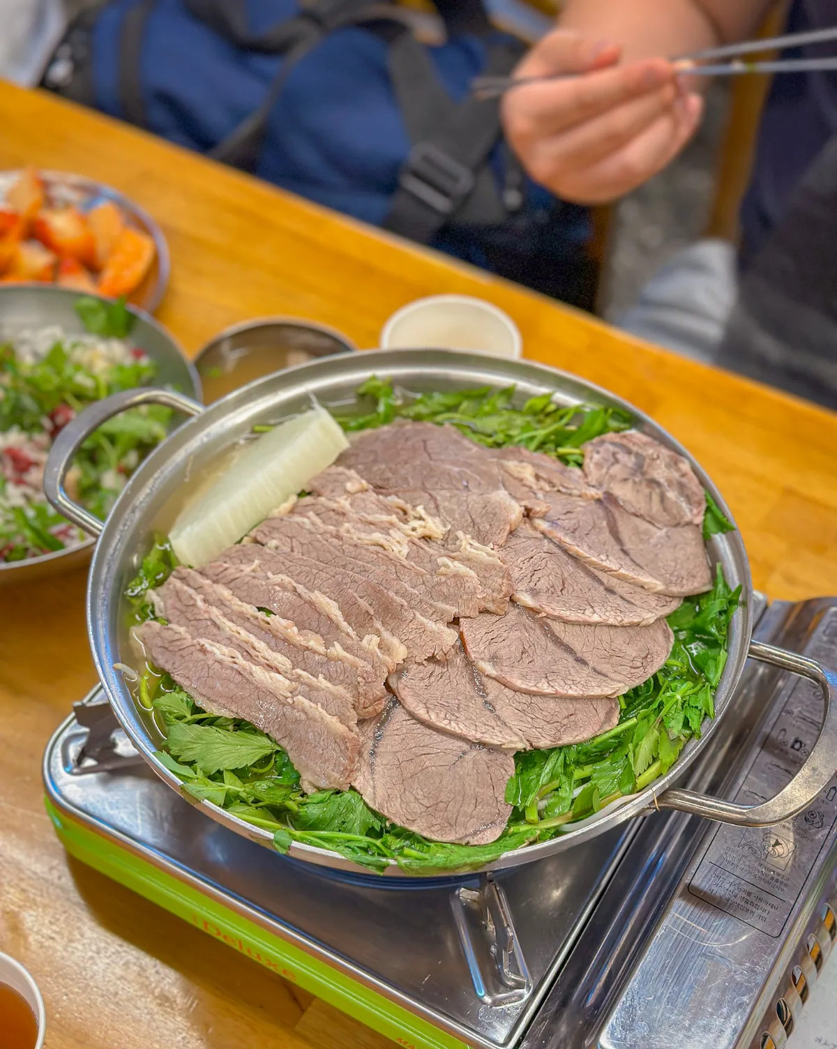 牛肉とミナリがのった鍋