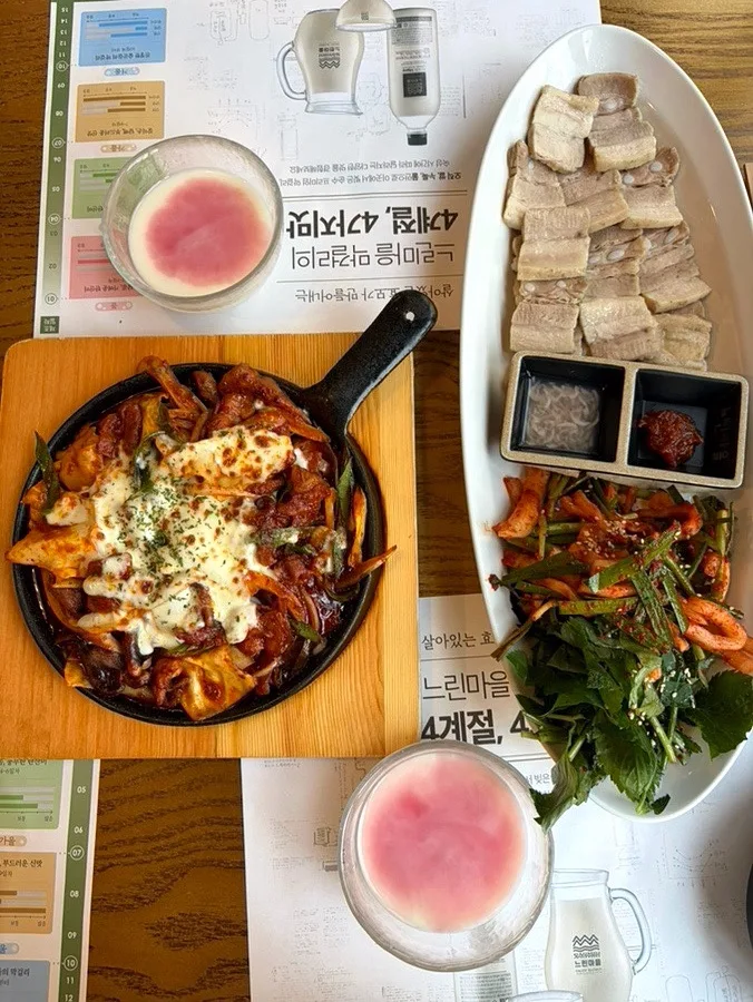 ヌリンマウル醸造場 弘大店 — 料理とマッコリが並ぶ食卓
