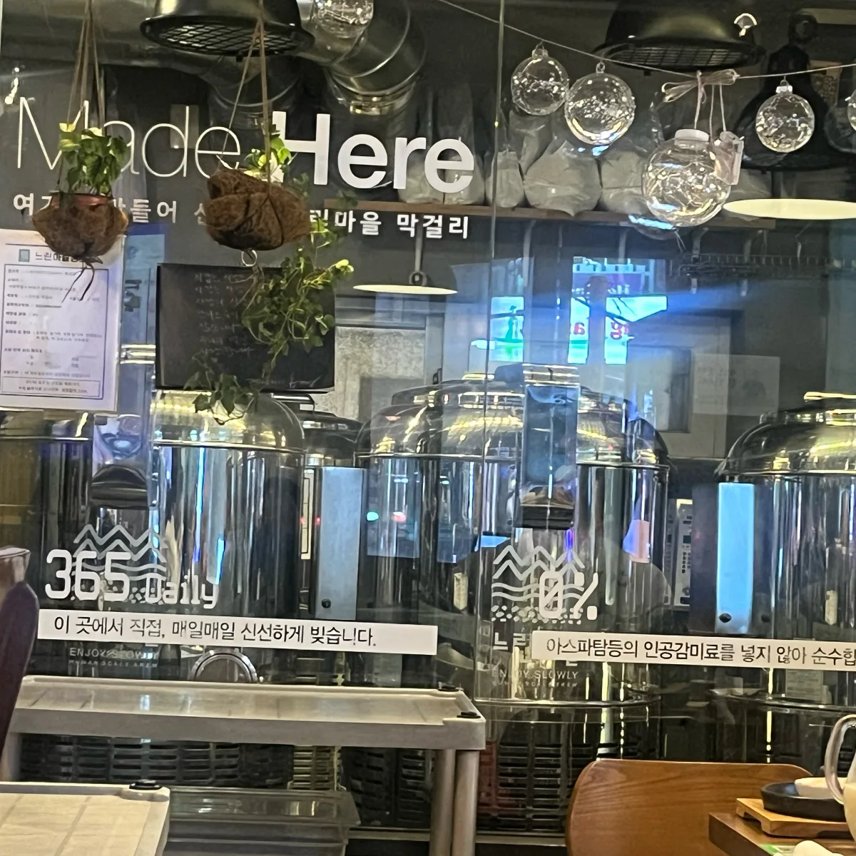 「Made Here」の文字が入ったガラスの奥に並ぶ醸造タンク