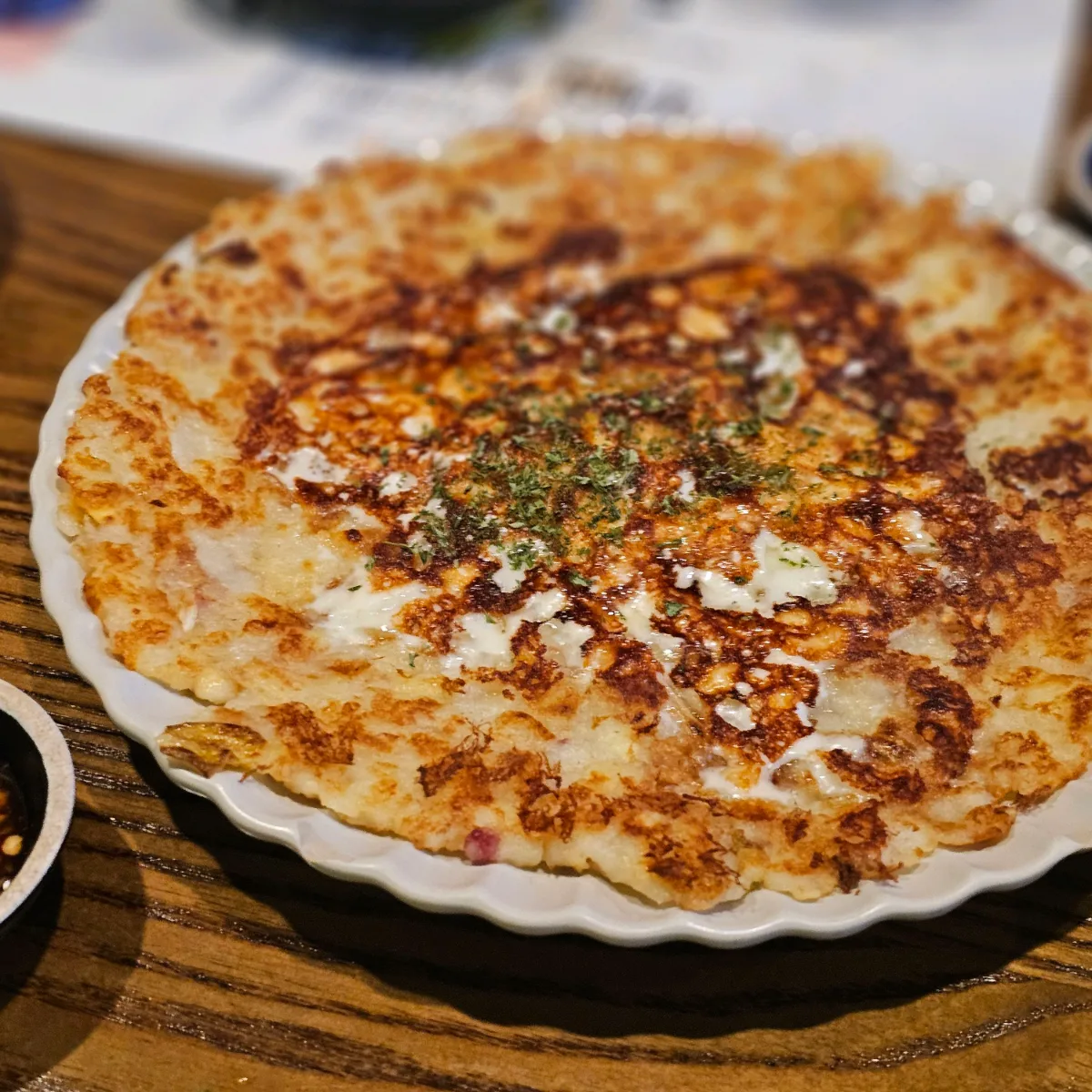 焼き色の付いたチーズ入りじゃがいもチヂミ