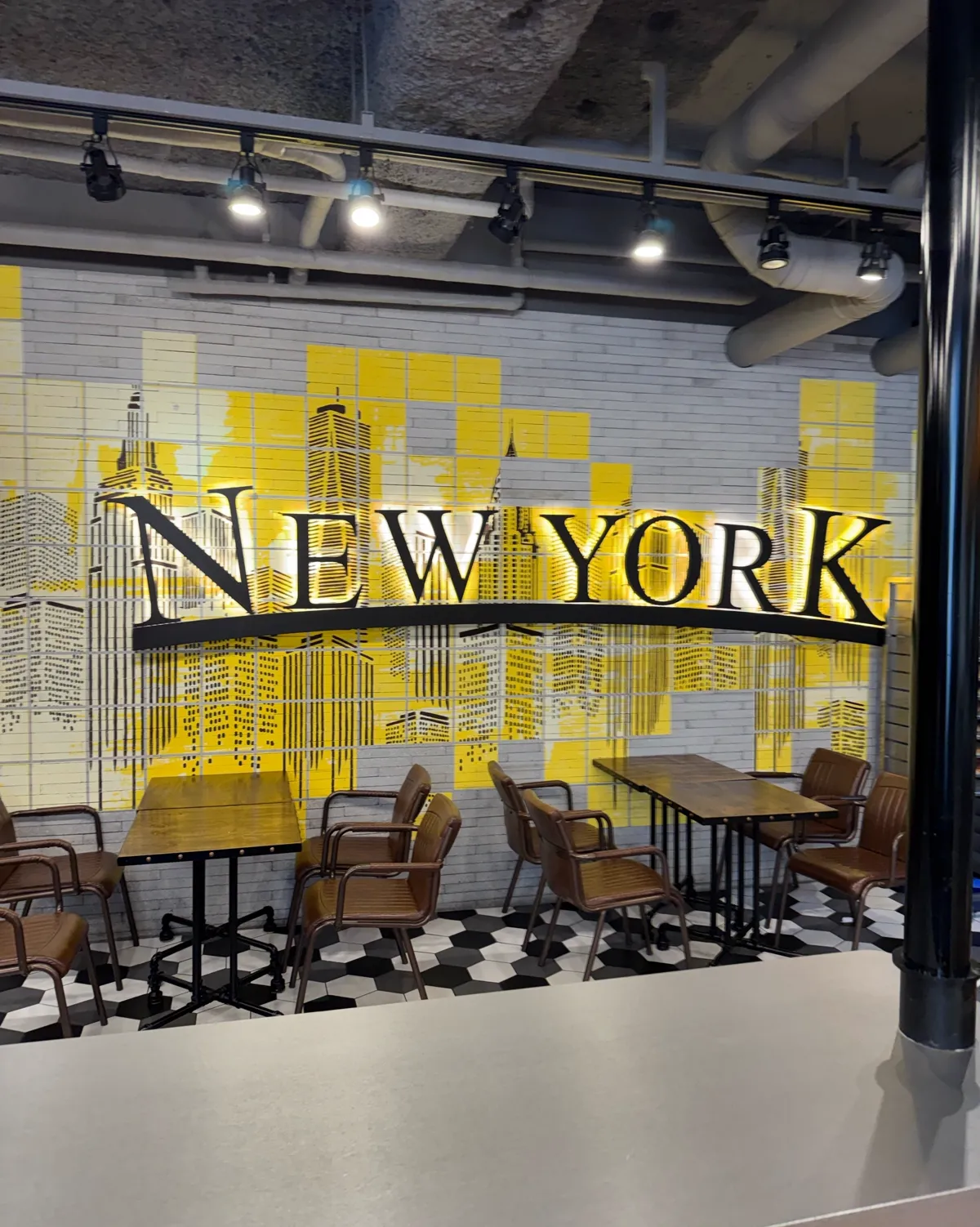 NEW YORKの文字を飾った壁と客席