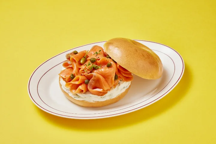 サーモンとネギクリームチーズのサンドイッチ