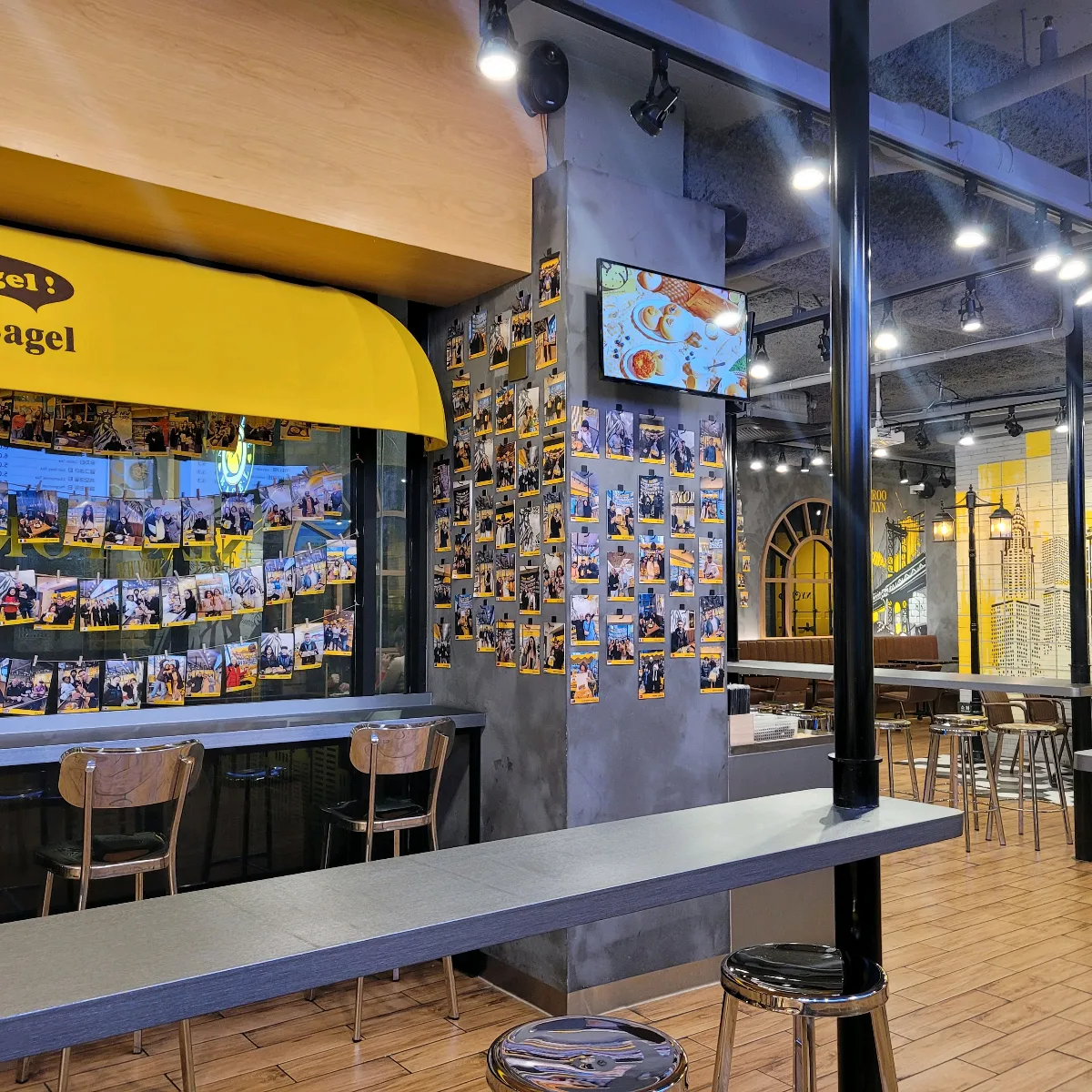 ニューヨークラブベーグル 江南本店 — 写真が飾られた窓際の席