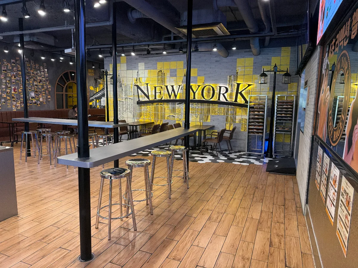 ニューヨークラブベーグル 江南本店 — 街並みの壁画とカウンター席