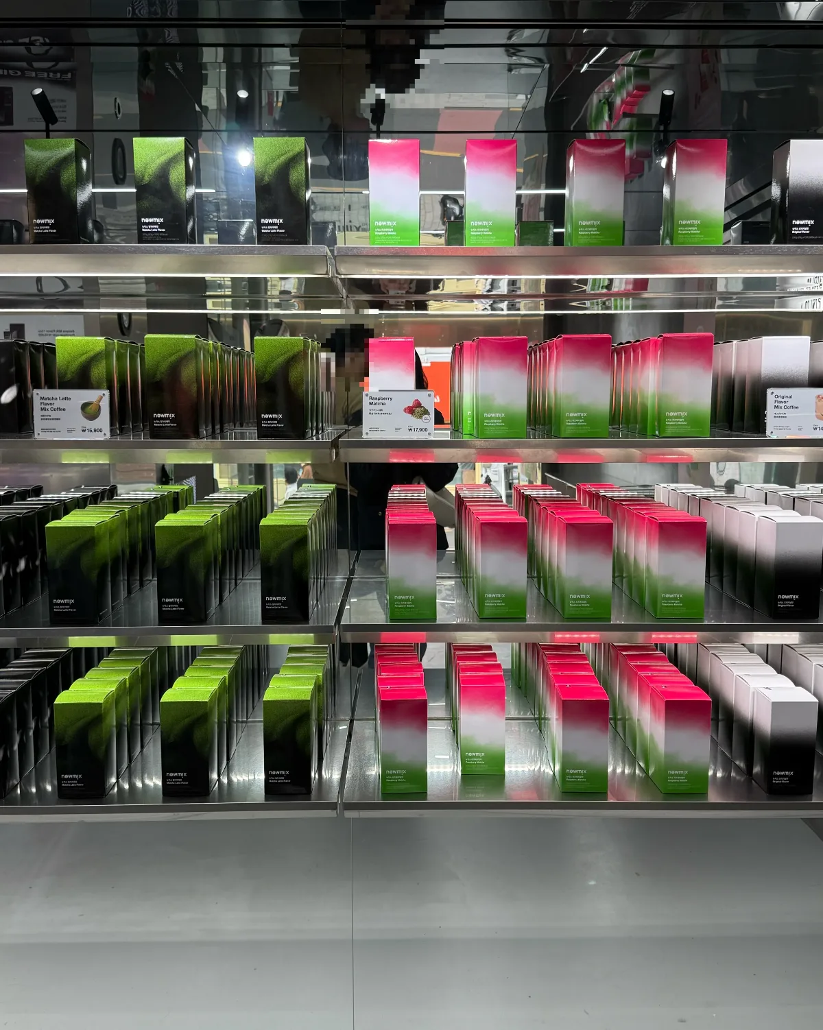 newmix 安国店 — 抹茶ラテ味とラズベリー抹茶の箱が並ぶ棚
