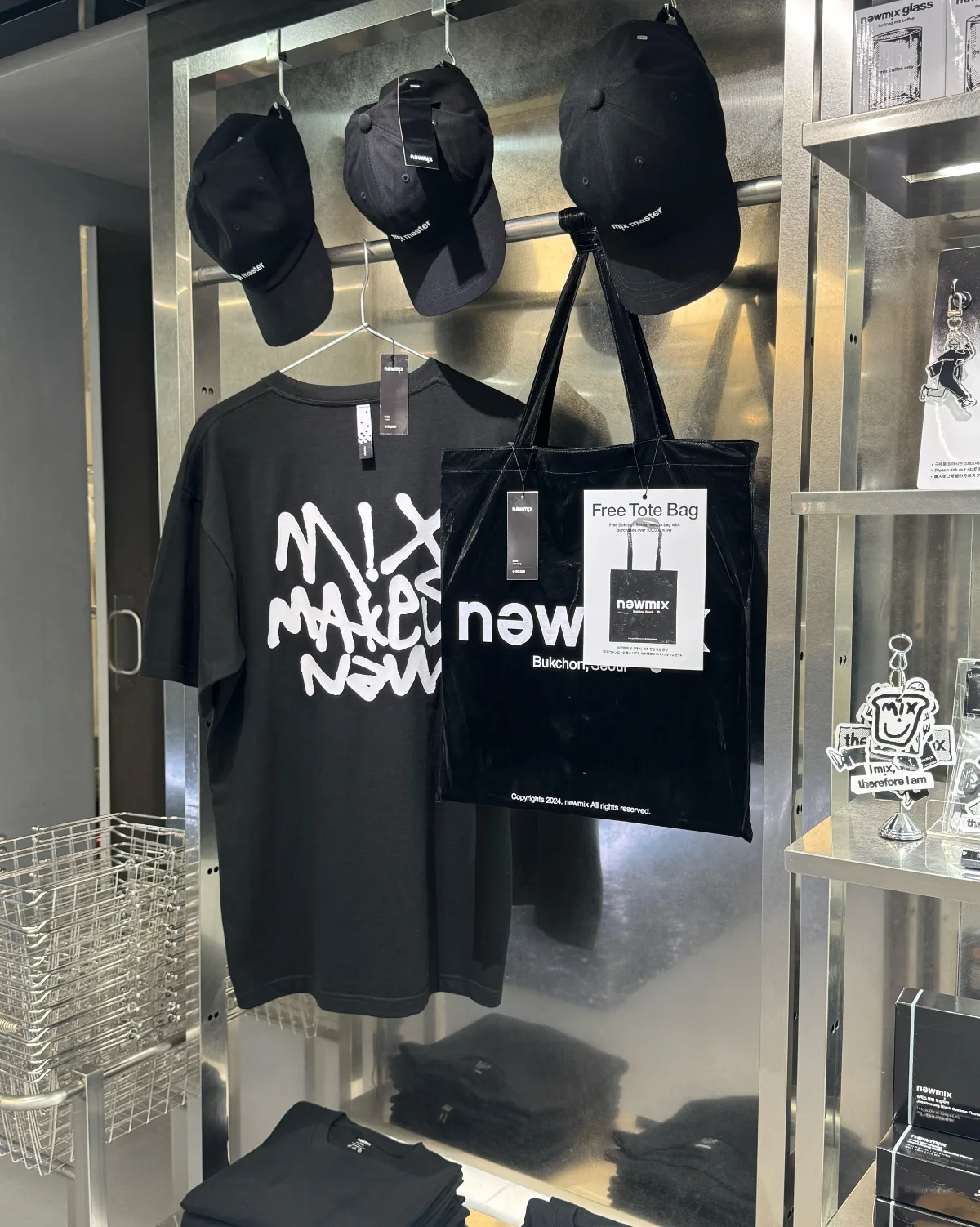 Tシャツやキャップ、北村限定トートバッグのコーナー