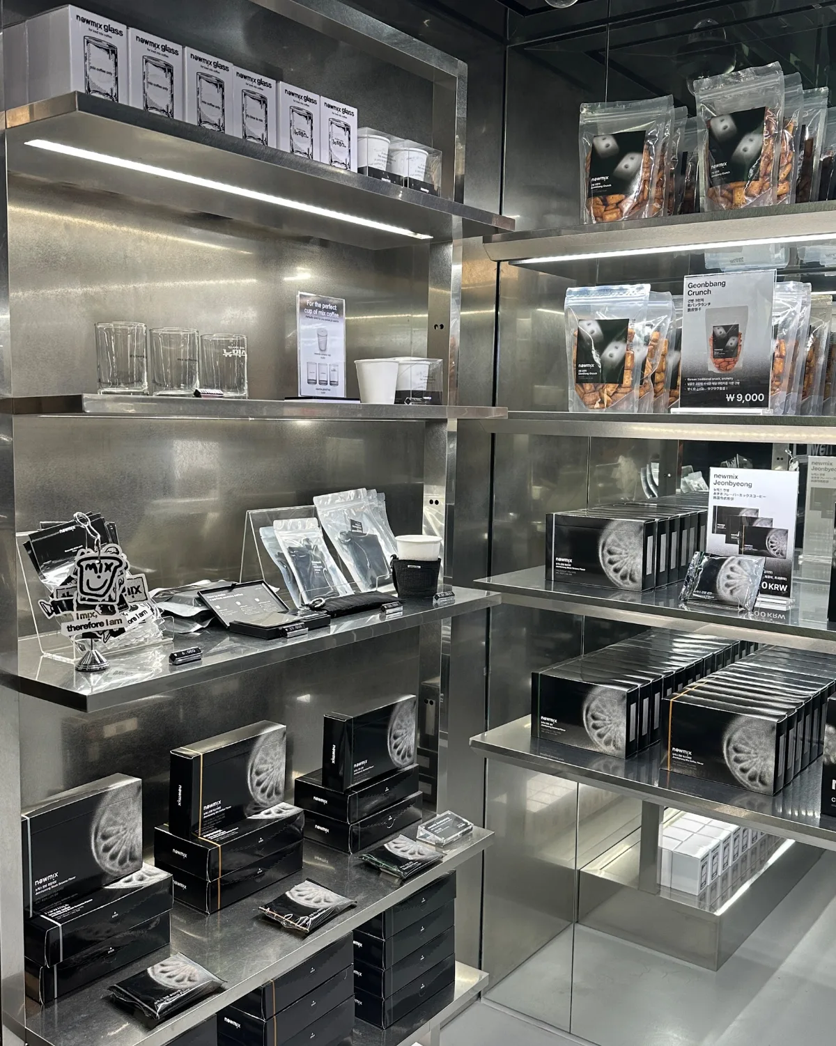 newmix 安国店 — 乾パンクランチやせんべい、専用グラスが並ぶ棚