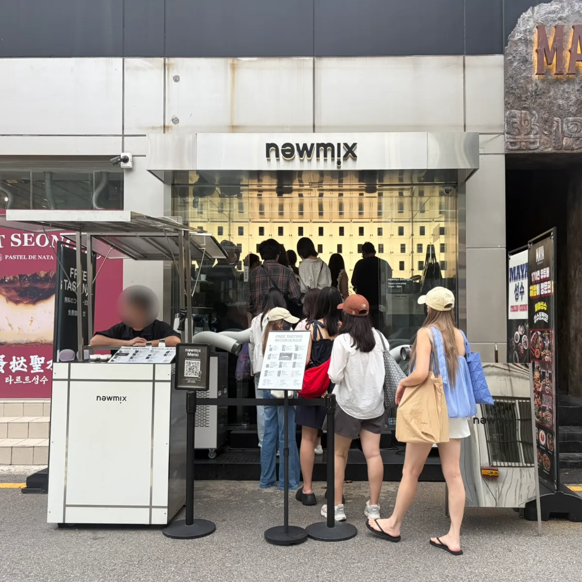 店先の試飲コーナーと並ぶ人たち