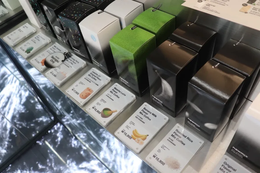 newmix 聖水店 — 価格札と一緒に並ぶ味ごとの箱