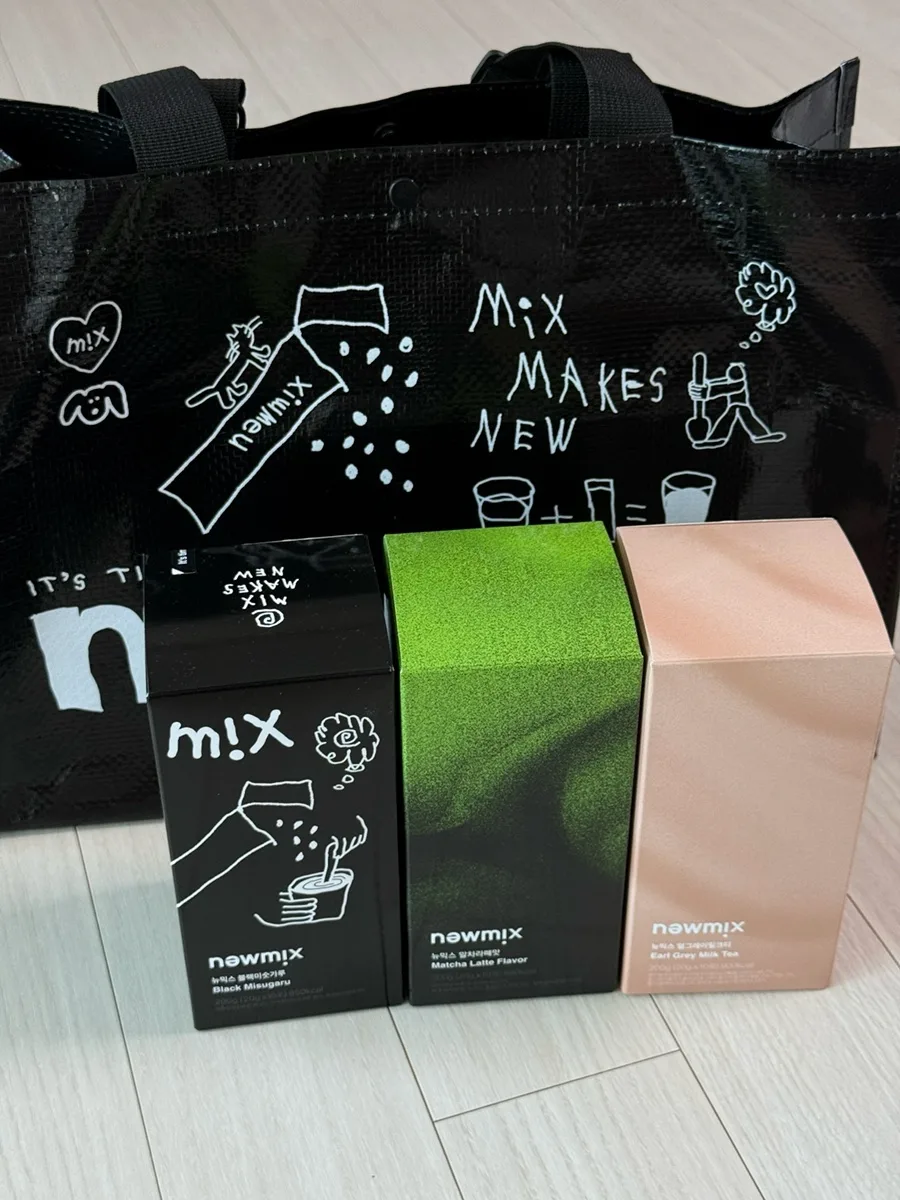 黒いショッピングバッグと3つの箱