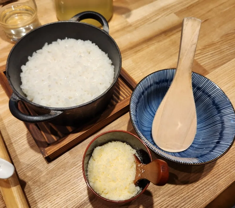 炊きたての釜飯とチーズ