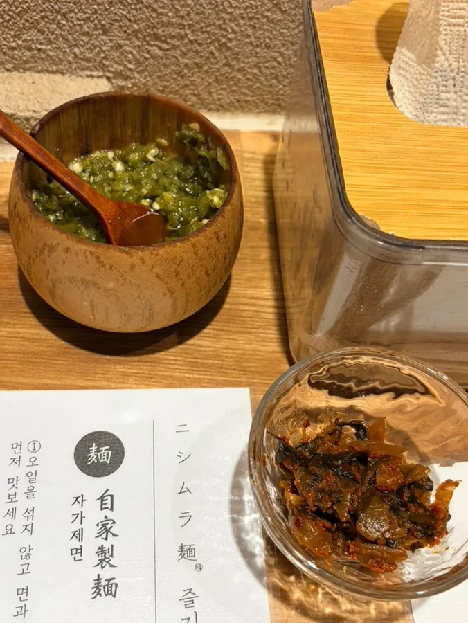 卓上の青唐辛子オイルと漬物