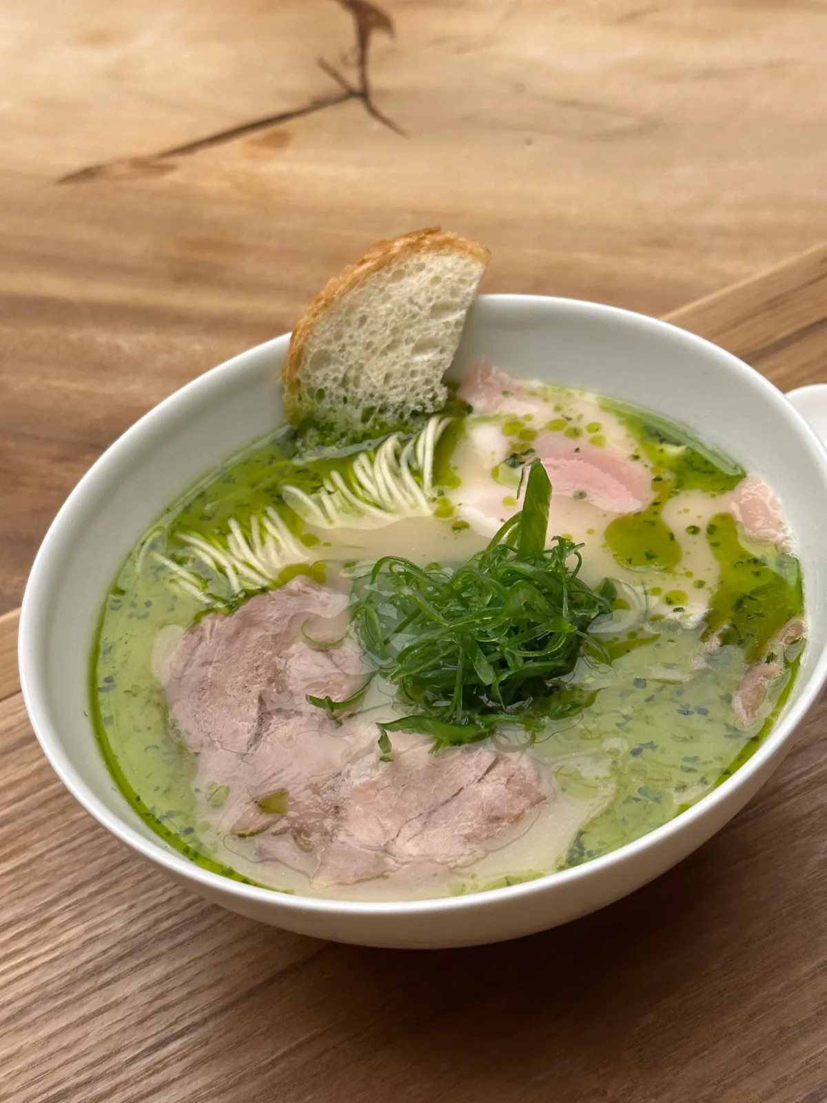 ニシムラ麺 延南本店 — パンと海苔のオイルを添えた魚介白湯