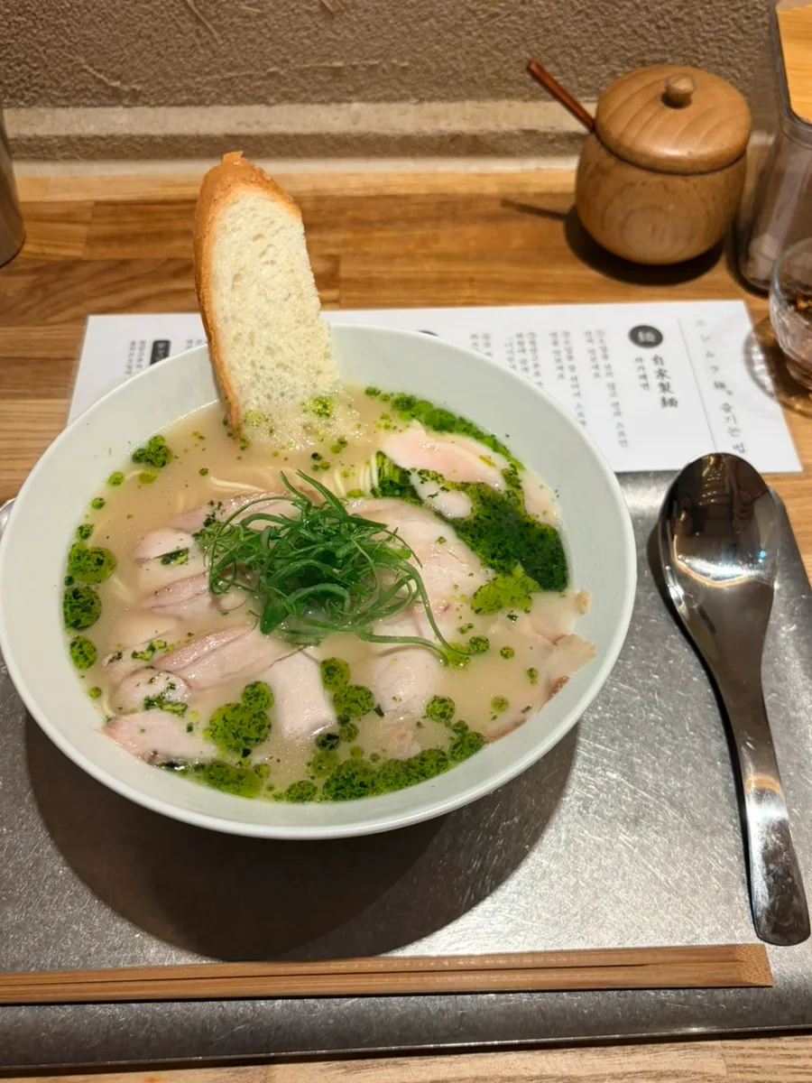 パンを添えた魚介白湯