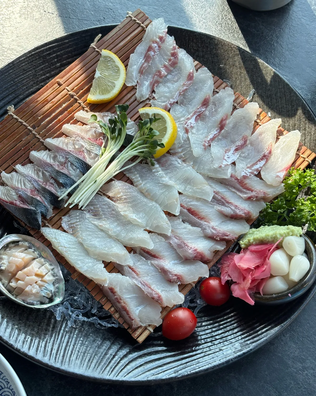 レモンを添えた刺身盛り合わせ