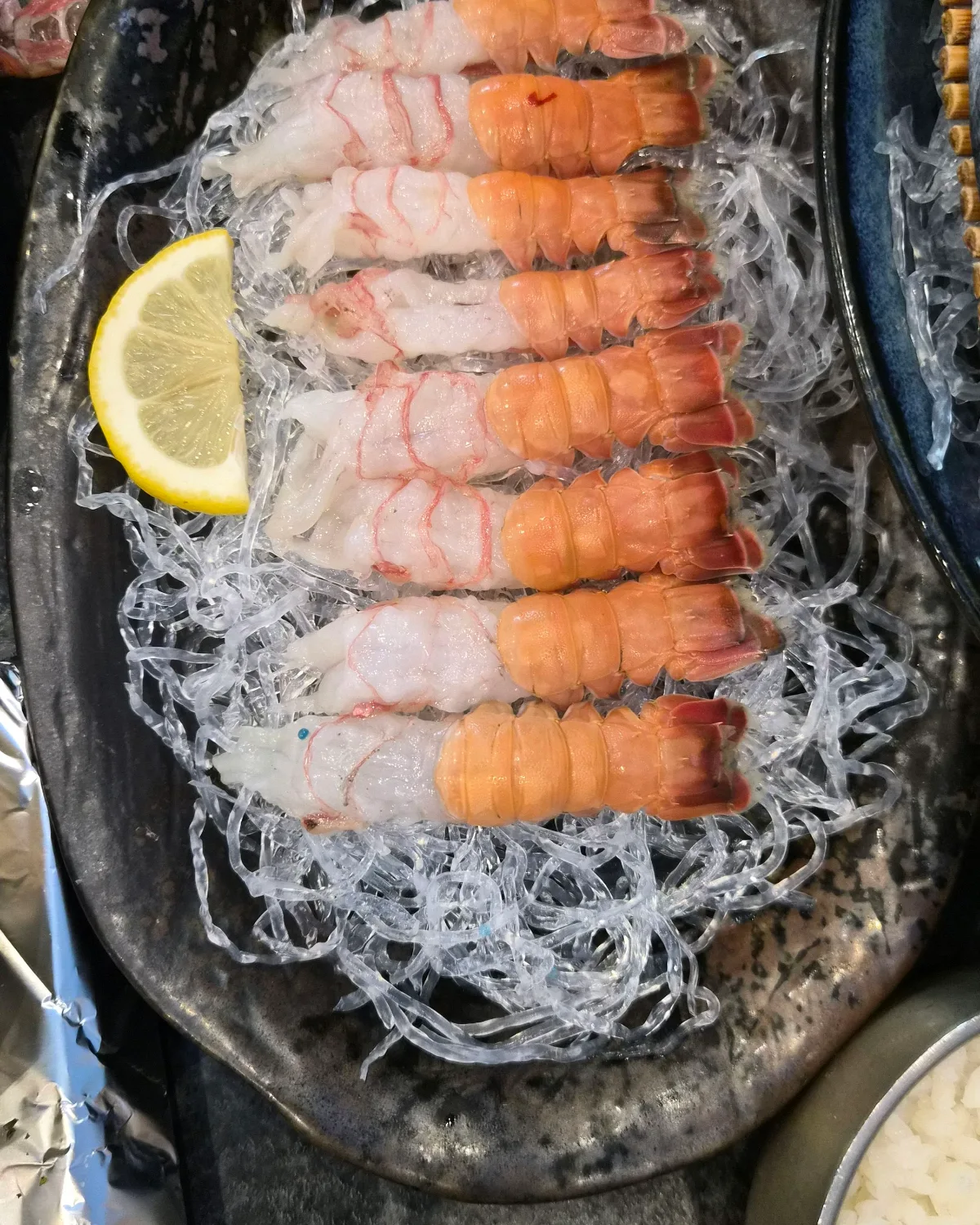 殻付きの尾を残したエビの刺身