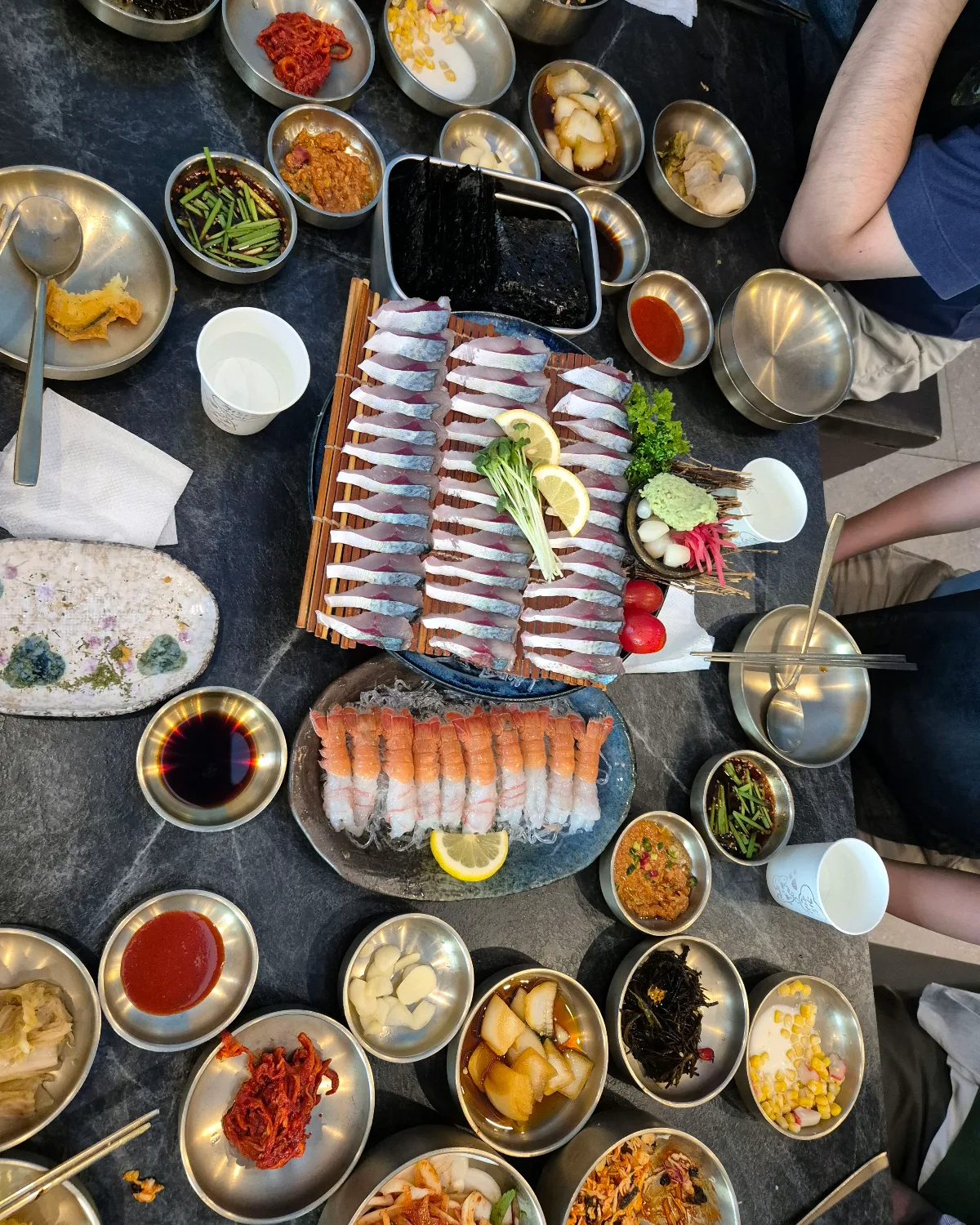 ノド・コドゥンオフェ — サバとエビの刺身が並ぶ食卓