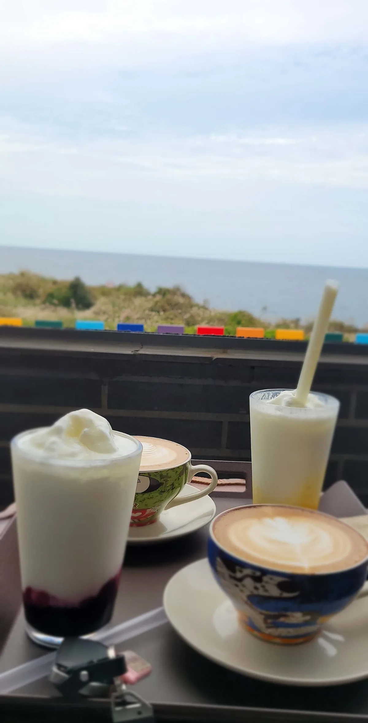 海を望む窓辺に並ぶドリンク