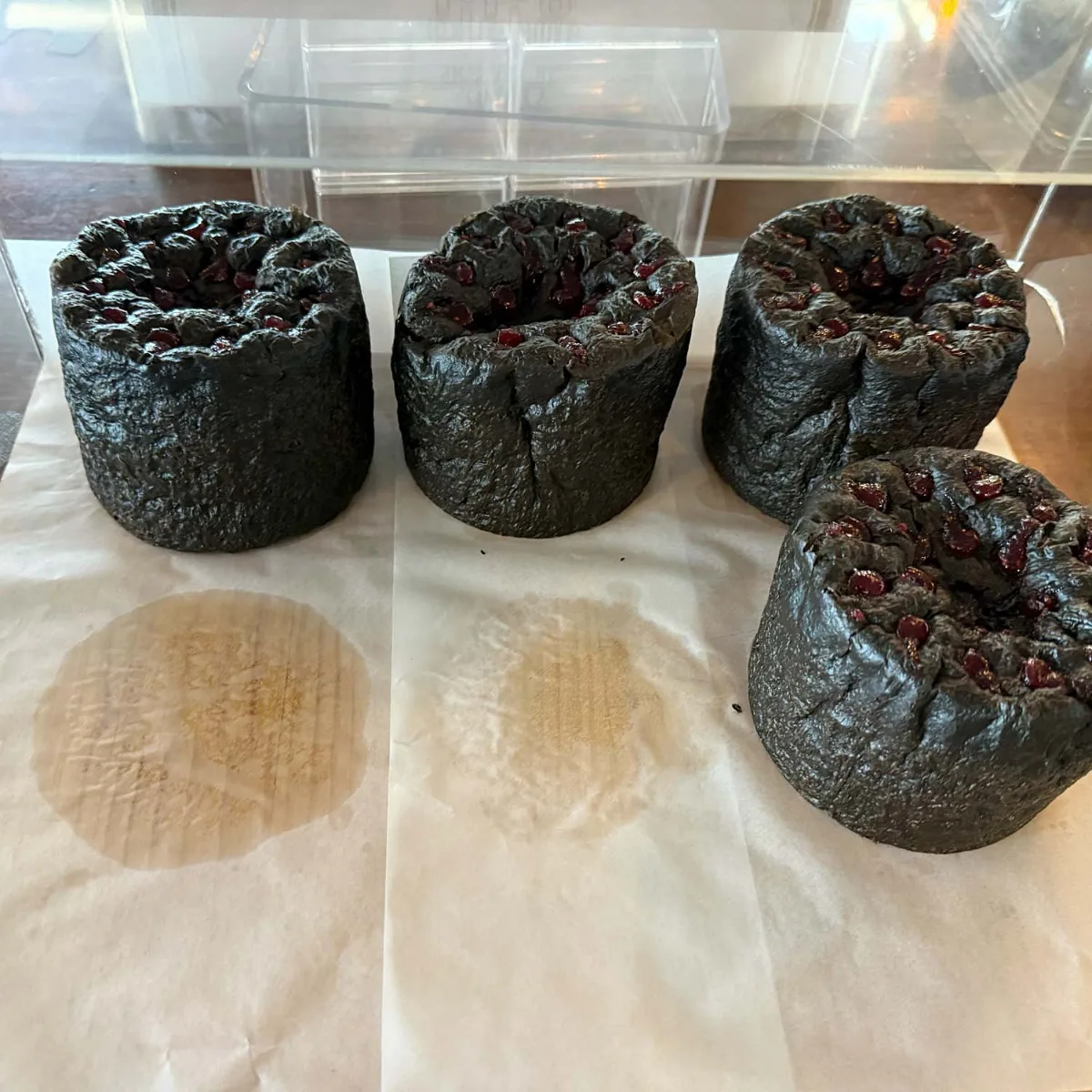 ノウルリ — 練炭の形をした黒いパン